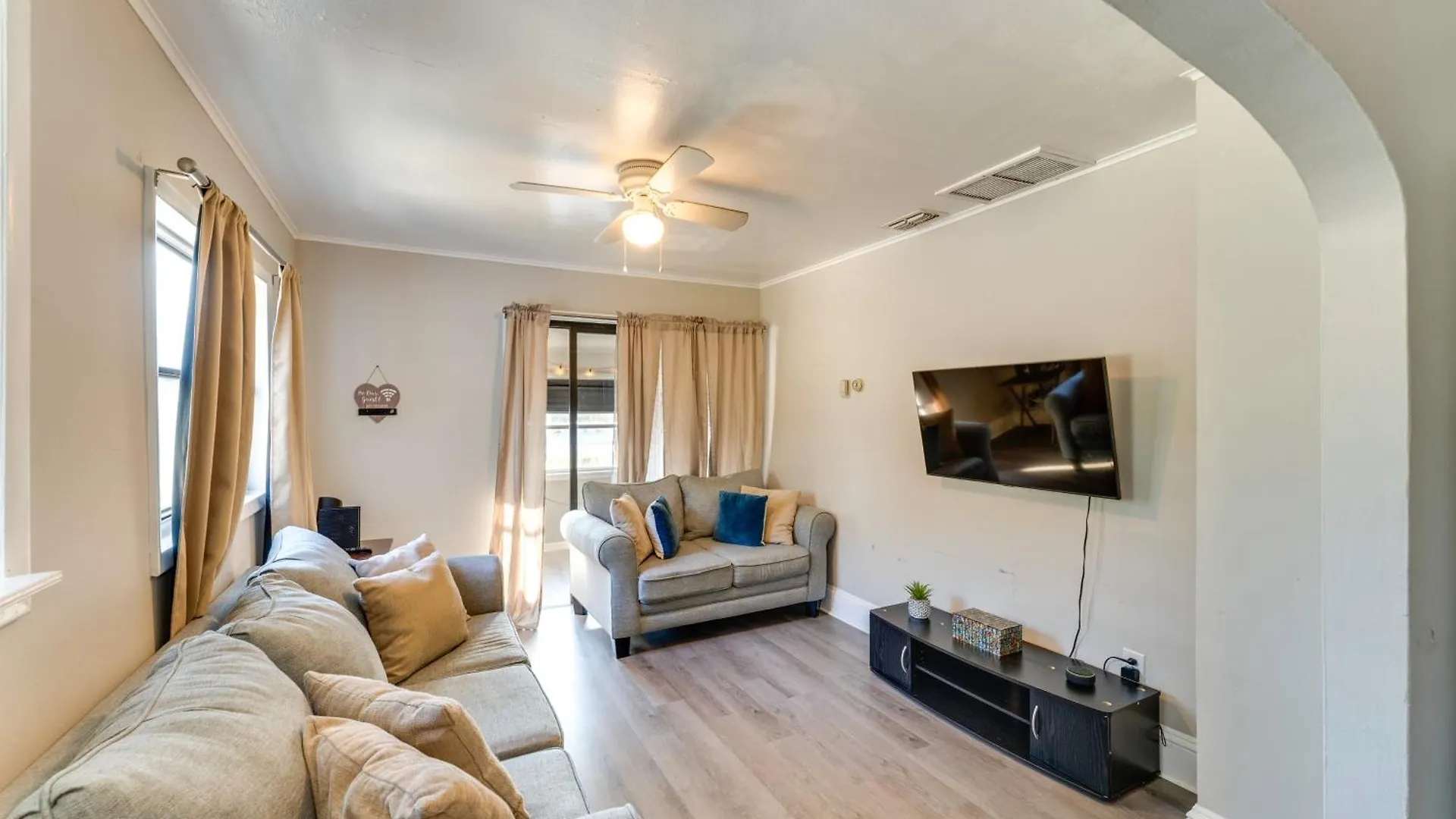 Quiet Apt Walk To Daytona Beach And Water Park! contacts